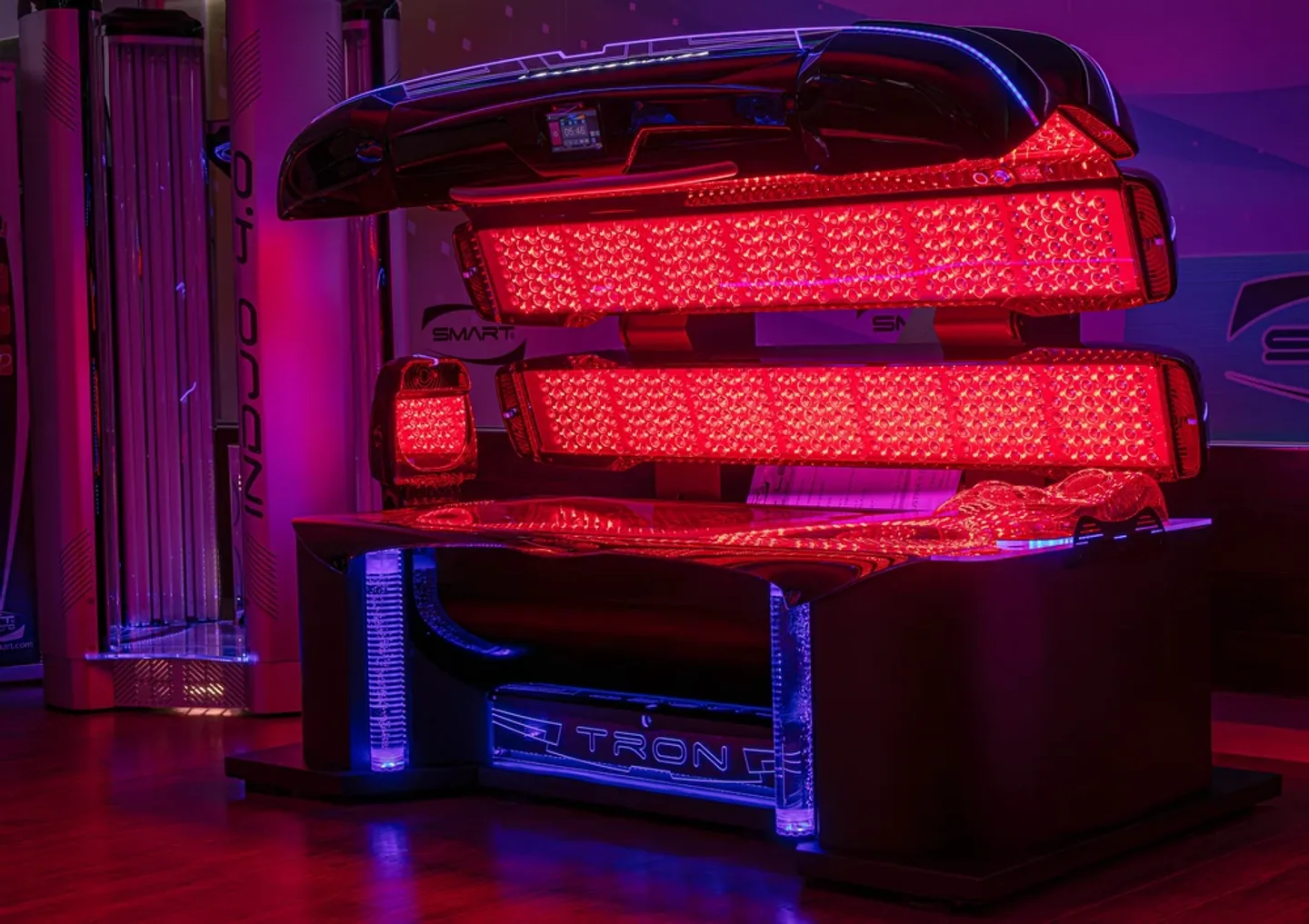 TRON LuxeLED G2 officiel avec sa Red Light Therapy intégrée à 633 nm illuminée en rouge profond